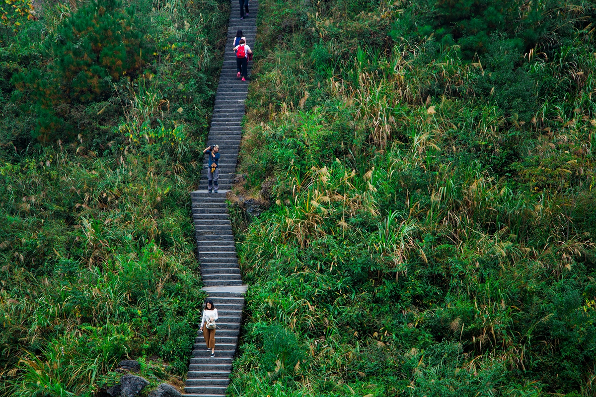 原创湖南最神秘的苗寨，建于绝壁悬崖之间，风光秀美被誉“小张家界”