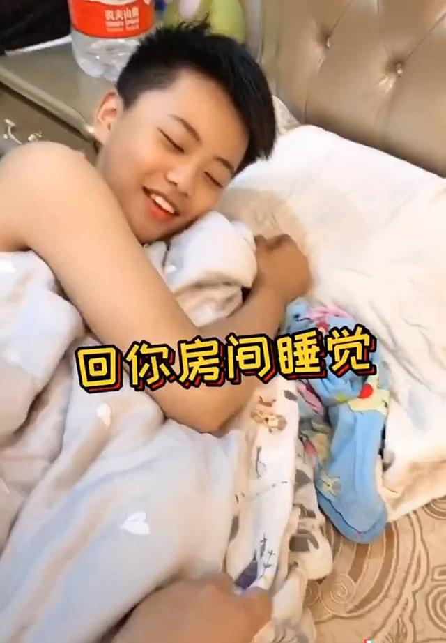 妹妹|被妈妈“无情”拖走，哥哥表现太暖心妹妹进哥哥房间蹭被窝睡觉