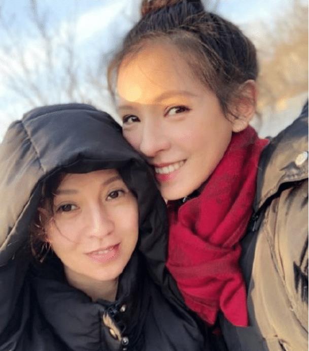 本以为张予曦是遗传了妈妈的外貌,当看到爸爸后,网友 一家三口张予曦最丑