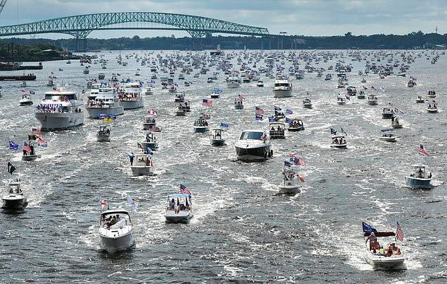 特朗普74岁生日当天:有人在白宫前踩蛋糕抗议,