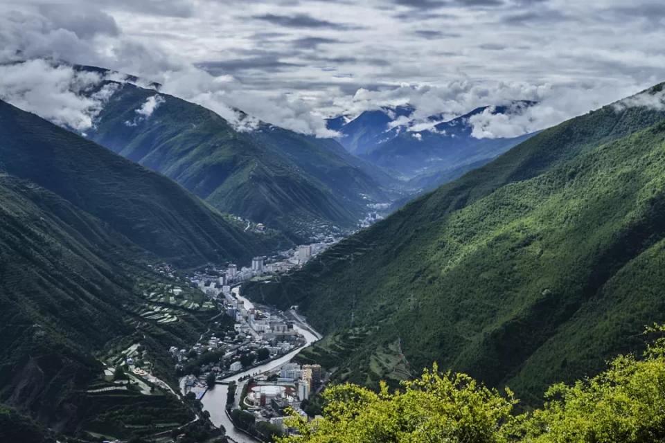 寺位于马尔康市的昌列山上,这里距梭摩河河谷的垂直高度有900米,海拔