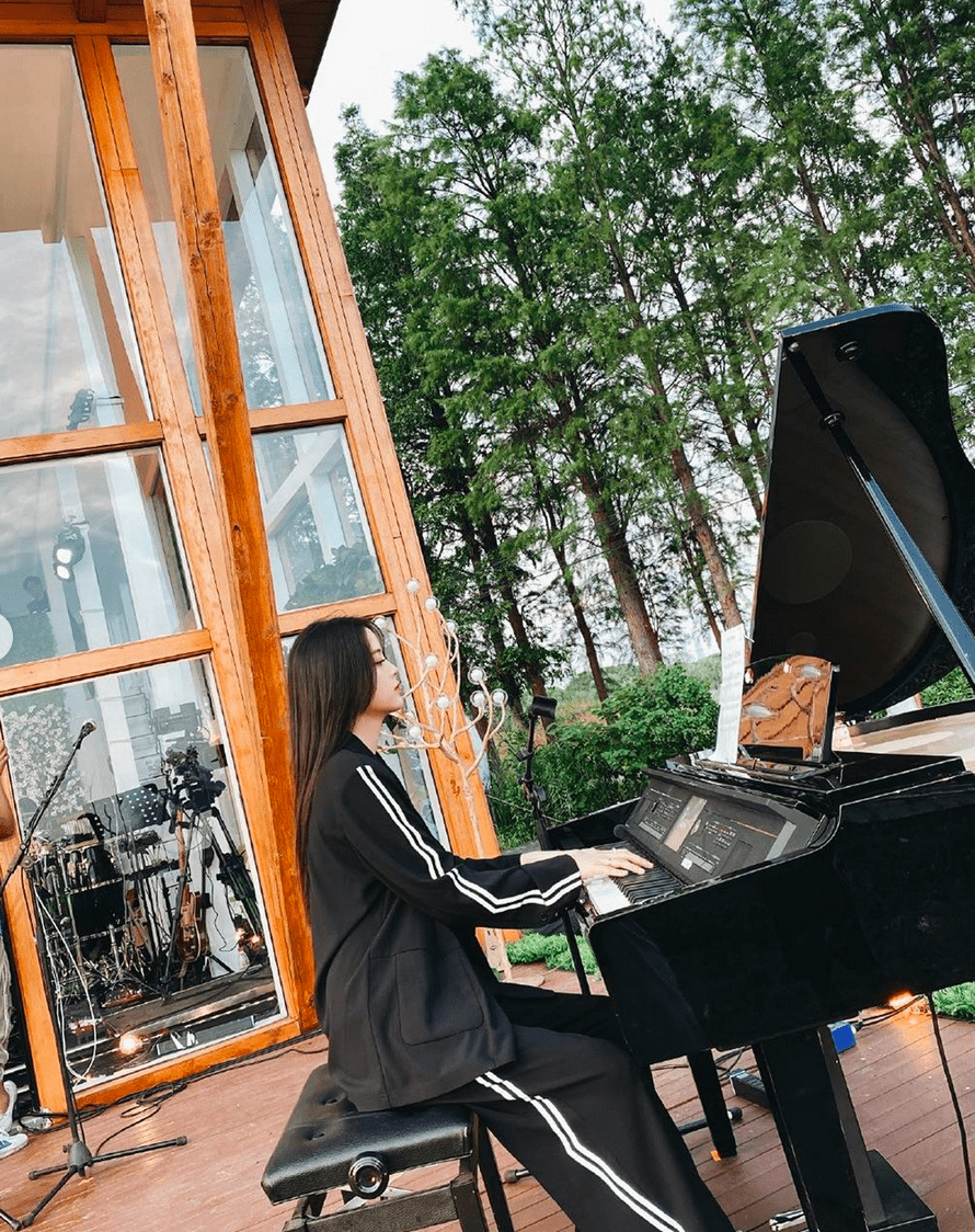 欧阳娜娜神情专注地弹钢琴.