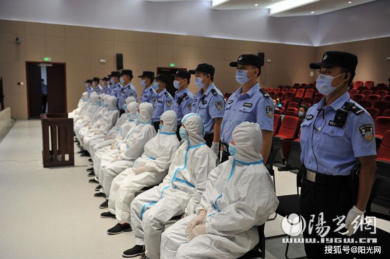 西安一社区主任为首的黑社会团伙受审_张某某