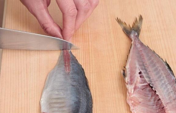 「大名切鱼法」完美分离鱼肉鱼骨