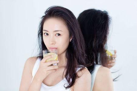 和老师传绯闻、被张国立儿子殴打，17年后，童谣