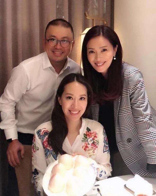 TVB新老板娶妻，女方身份太有争议！47岁离异模特