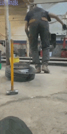 搞笑gif神评:没点功夫都不知道在工地能不能混下去