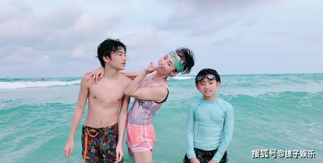 原创张柏芝儿子海边戏水，肤色黝黑腹肌初现，颜值身材像谢霆锋