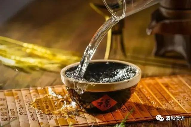 中秋月圆,一人独饮.酒中饮的是离合悲欢,明月相思.