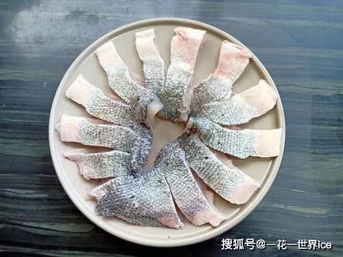 鱼肉切几刀摆盘,摆成花型就可以,让普通的蒸鱼也有了新花样,比摆开屏