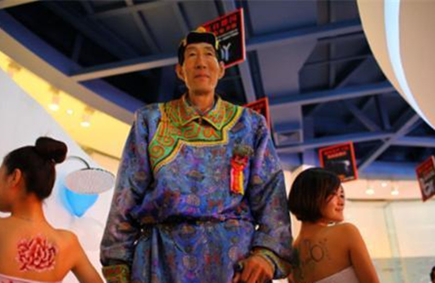 孩子|如今娃长这样还记得中国第一巨人吗？婚后不顾医生反对生下儿子