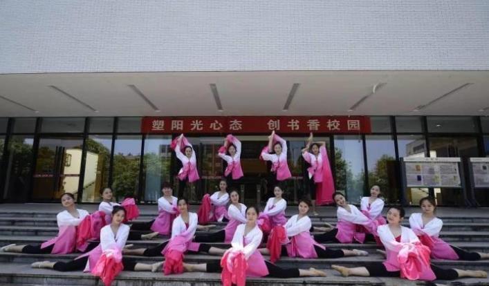 湖南唯一的一所女子学院，是一所本科大学，清一色的只招女大学生