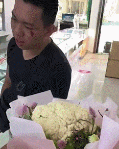 原创搞笑gif开心一刻:跟我妈逛街遇到一乞丐