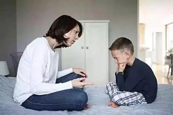孩子心术不正,多与父母脱不了干系,三个先兆,出现一个
