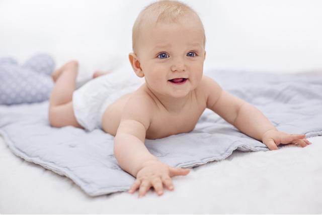 阶段|抬头“3阶段”了解一下宝宝抬头越早发育越好？宝妈可别瞎高兴