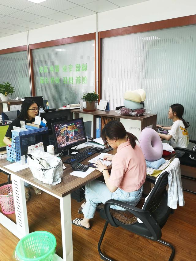 胡凯琪外贸跟单员的主要工作内容就是维护和公司国外老客户的关系，并负