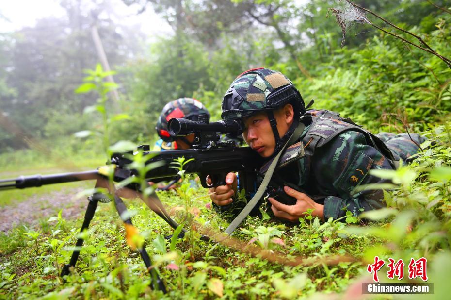 湖北武警锤炼山地反恐能力 周敦杰 摄