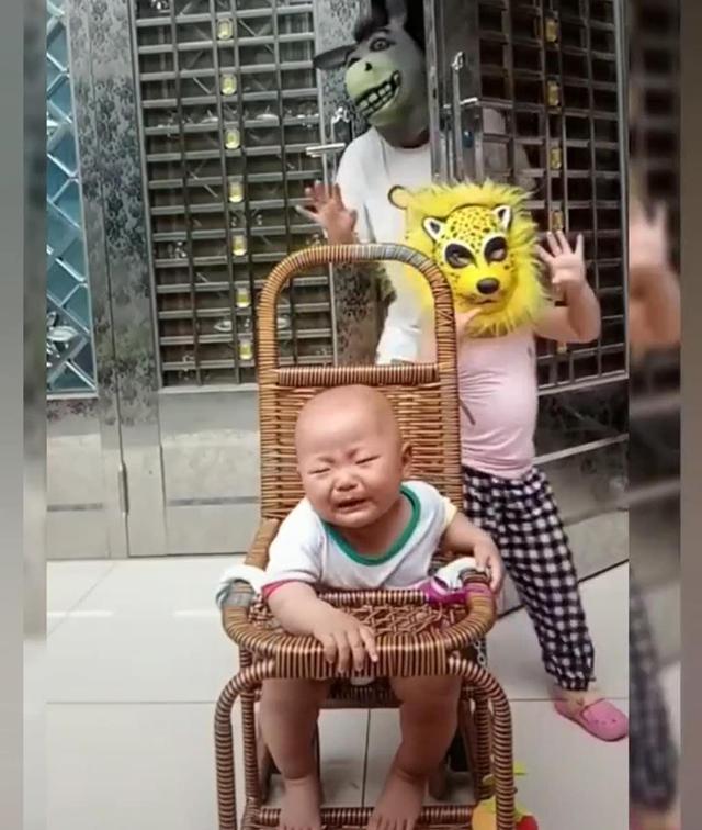 妈妈与姐姐一起扮“妖怪”吓唬弟弟，弟弟被吓哭，网友怒极反笑：真是人才