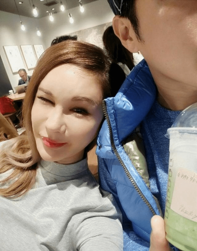 台湾首位变性女主持,被小14岁帅老公疼爱多年,今整容过度太夸张