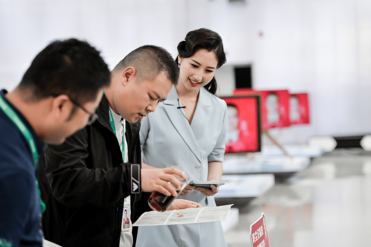 我的天呐,这么神奇吗!岳云鹏探秘海信空调黑科技-家电圈官网