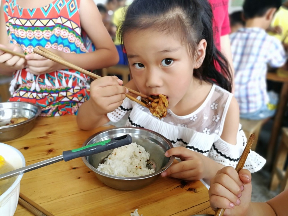 孩子|医生：只因常吃这种饭，很多家长还在喂6岁女童1年没长高