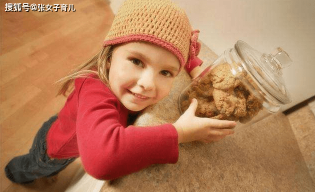 下巴|原来是这种零食惹的祸，很多父母都喜欢买2岁女孩下巴湿疹不断