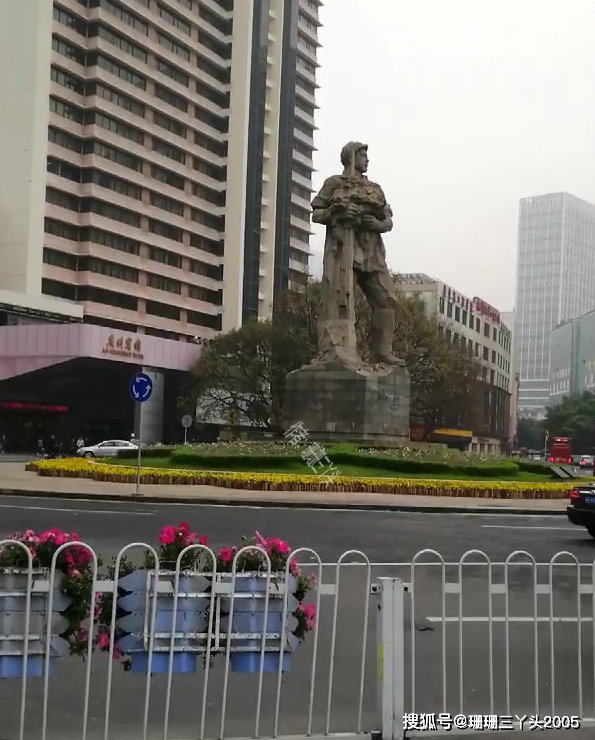 广州解放纪念像,位于广州海珠广场的正中央.