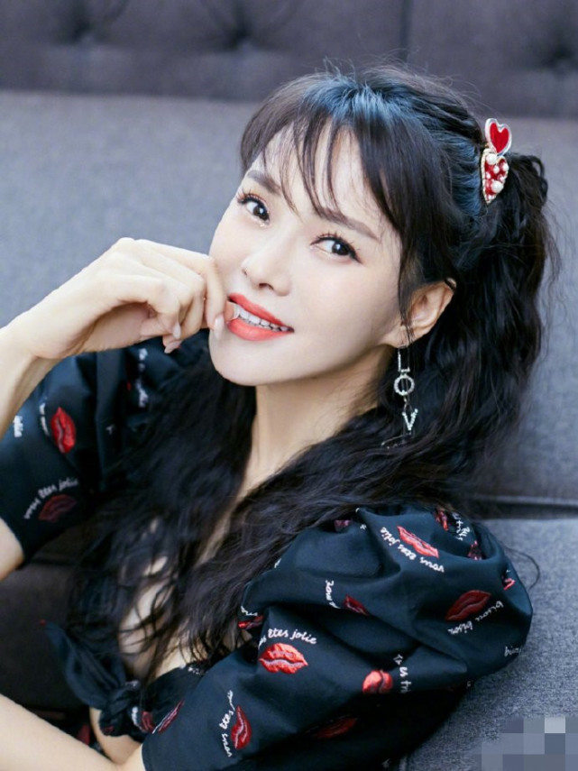 姐姐伊能静最新美照，扎双马尾秀马甲线太少女