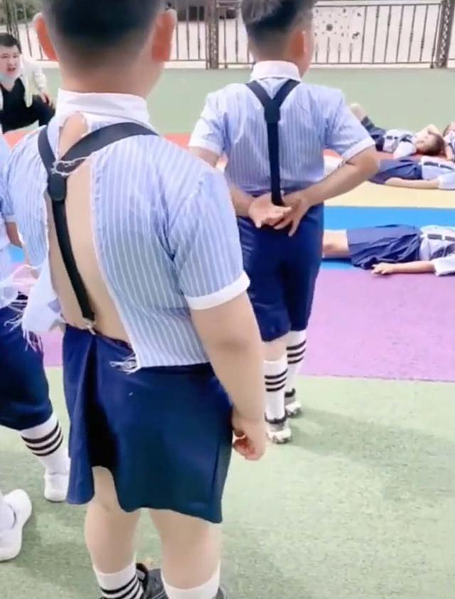 幼儿园拍毕业照要求穿校服，“巨型宝宝”为难了，妈妈无奈之举笑翻老师