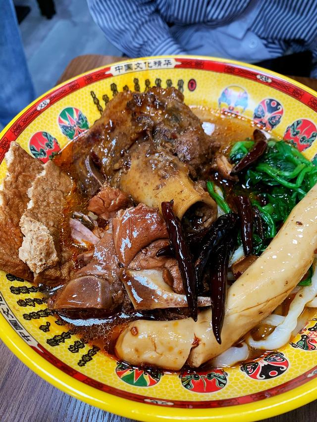 长春这家牛排板面19块钱一大碗真有大牛排还有肥肠羊排棒骨
