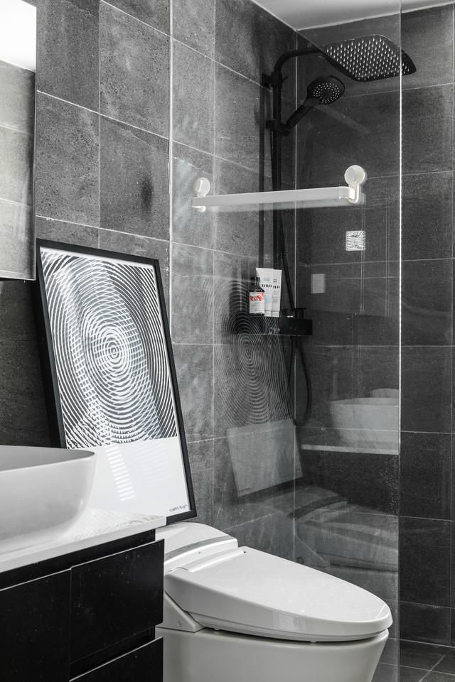 卫生间深灰色瓷砖磨砂质感,选用白色美缝,淋浴区玻璃隔断; 工作间实景