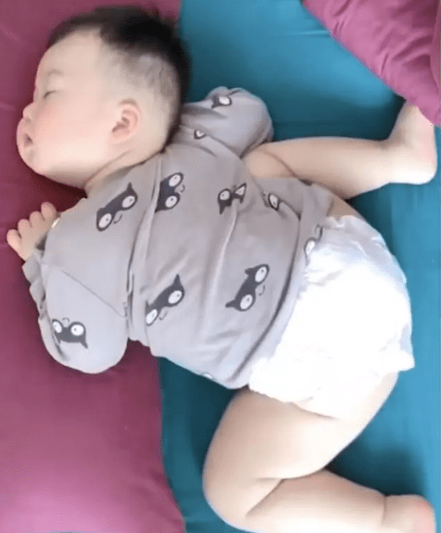 这是一种强柔韧性,高难度的动作,一般睡姿很难达到这种巅峰状态.