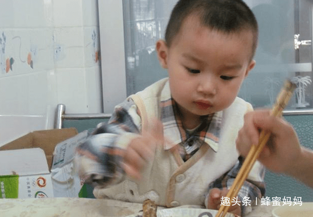 孩子|爸爸2个“果断”救了儿子，医生：家长该学4岁男孩被鱼刺卡喉