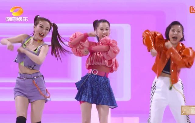 乘风破浪的姐姐首场公演，宁静万茜帅气，黄圣