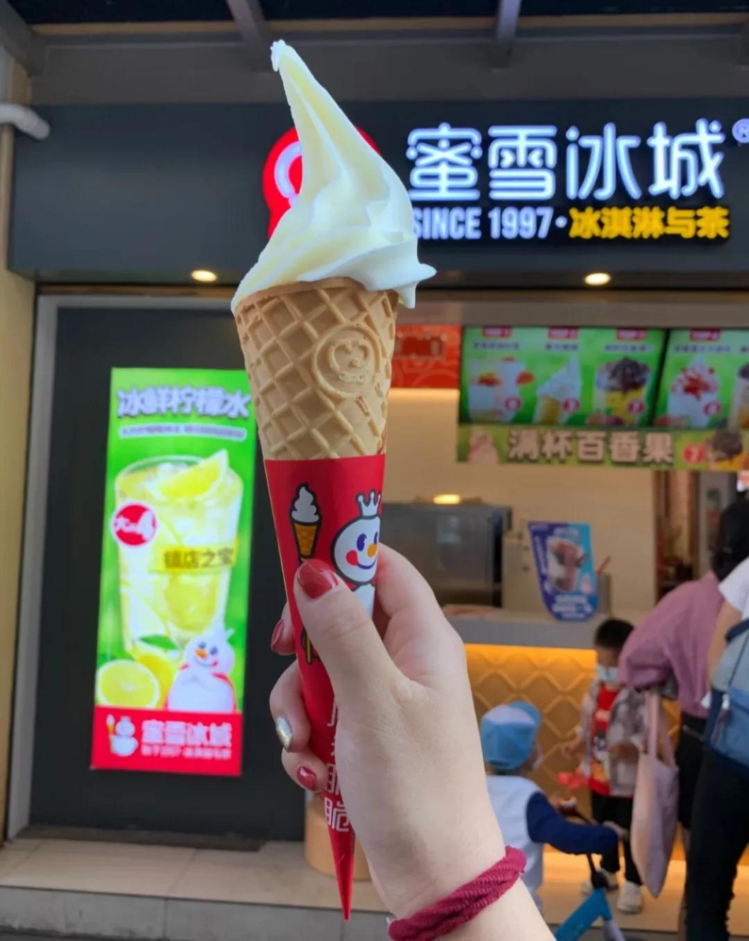 原创茶饮首个万店品牌诞生6元杯的蜜雪冰城在下沉市场成就超级体量