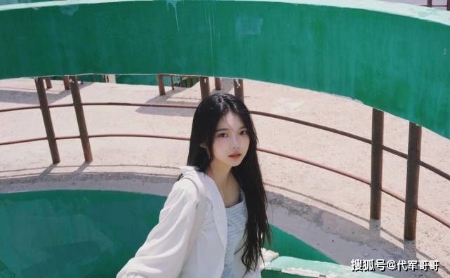 又一位女艺人否认恋情！唱淡黄的长裙出名，如