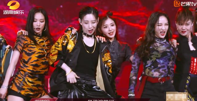 乘风破浪的姐姐首场公演，宁静万茜帅气，黄圣