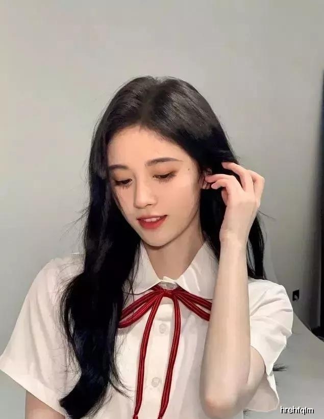 随便撩,表情丰富点,撩起头发来就很迷人啦,鞠婧祎花式撩头发美美的哦