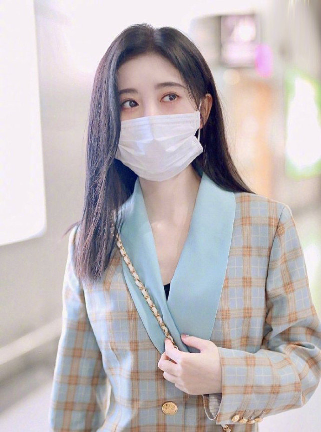 四千年美女鞠婧祎再上热搜，被质疑为显脸小，