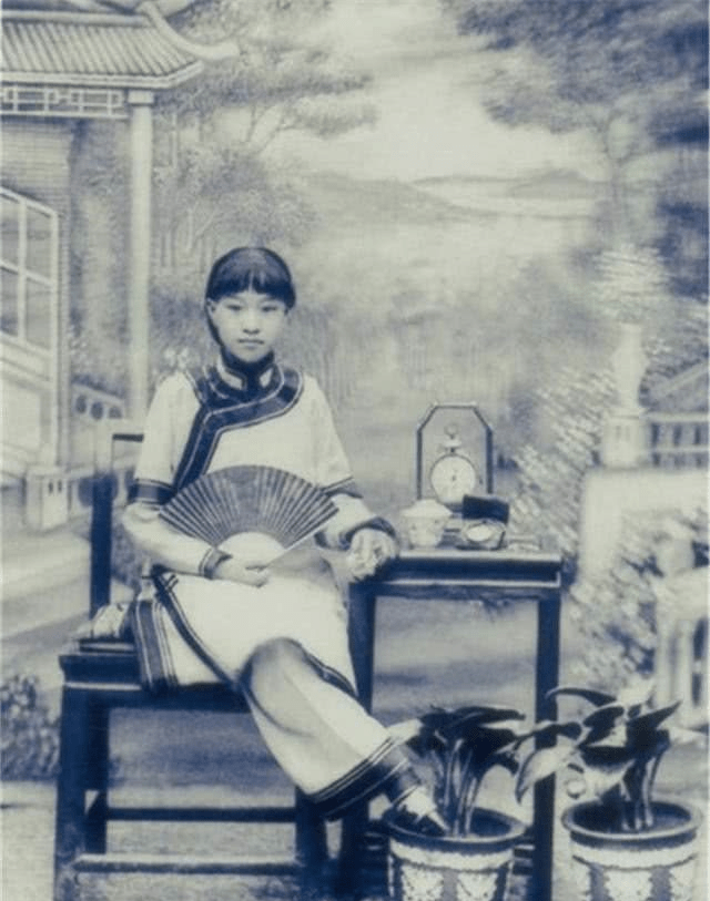 原创清末女子三寸金莲老照片,张张罕见,第一张就叫人心痛不已