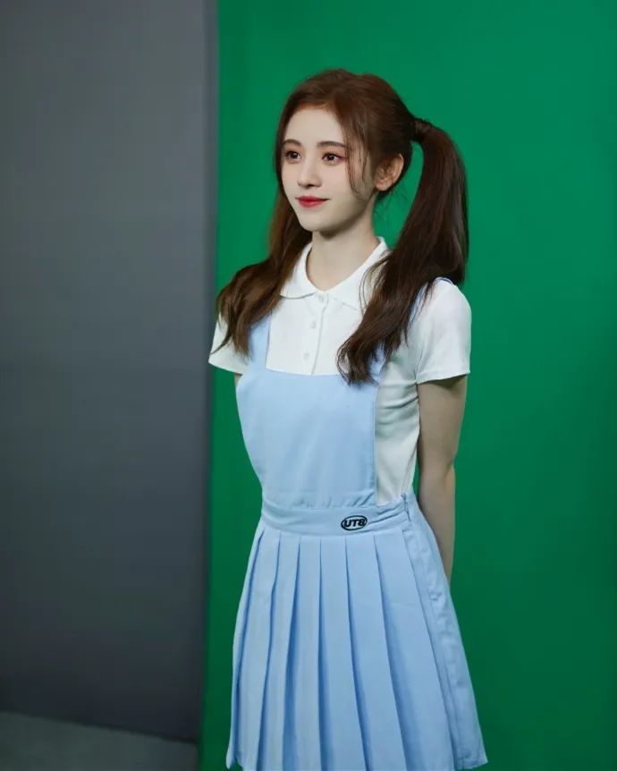 原创鞠婧祎这是穿了谁的衣服?陈旧老气像10年前旧款,初恋脸还是美的