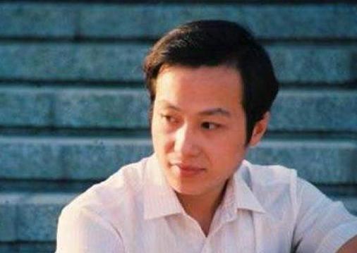 原创一代播音巨头去世11年，妻子带着儿子转身