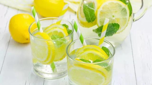 干燥的夏天，将白开水换成“柠檬水”，身体会有哪些变化？