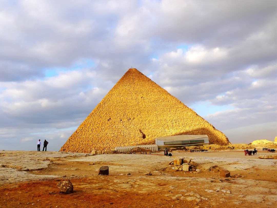 胡夫金字塔,原始高度147米,经过近5000年剥蚀
