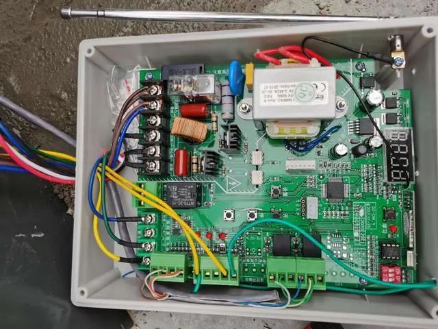 上图道闸主控板内部 上图道闸实物图,现场拍摄的,由于没有拆开绿色