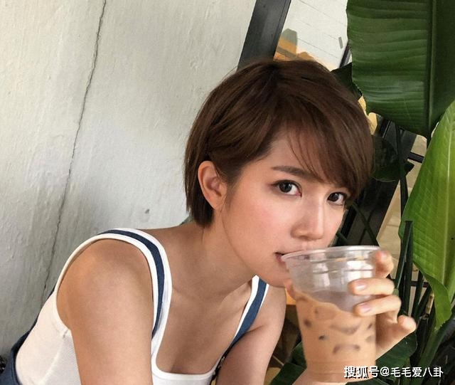 现年26岁的苏皓儿,2018年凭着一支阳光柠檬茶广告而走红,当时的她一