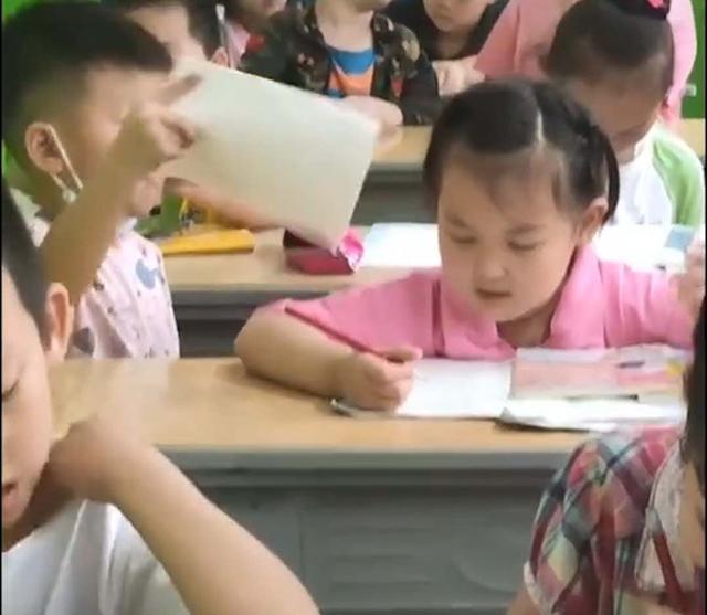 小男孩给女同桌辅导作业，贴心举动笑翻老师，网友：总感觉他是在撒狗粮