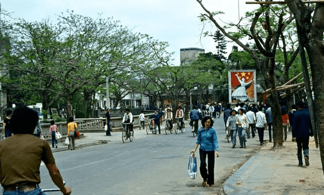 80年代深圳老照片:突飞猛进,人们干劲十足,图9的口号家喻户晓