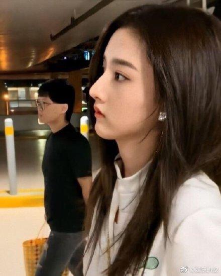 路人电梯偶遇宋祖儿，超近镜头下抓拍，一眼看