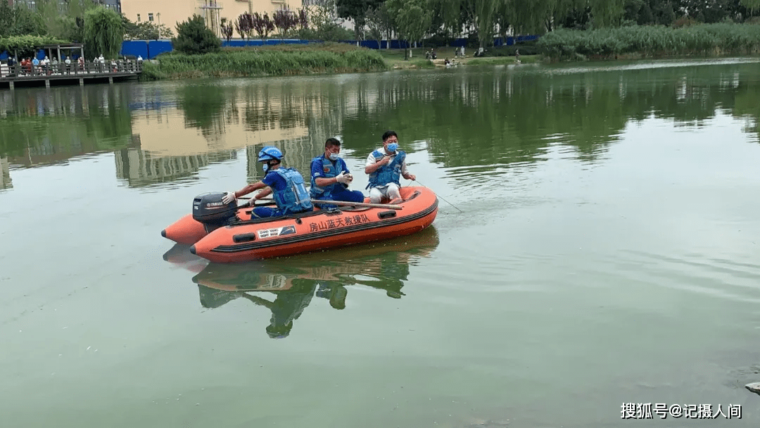 今天上午,在北京房山区良乡镇良常路附近的刺猬河,一名女子落水.